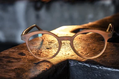 Runde Designerbrille auf einem Amboss in einer Schmiede.