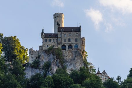 Schloss Lichtenstein auf einem Felsen über dem Echaztal in Baden-Württemberg.