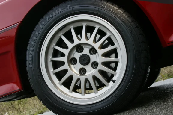 Detailaufnahme der originalen Audi-Urquattro-Leichtmetallfelge.
