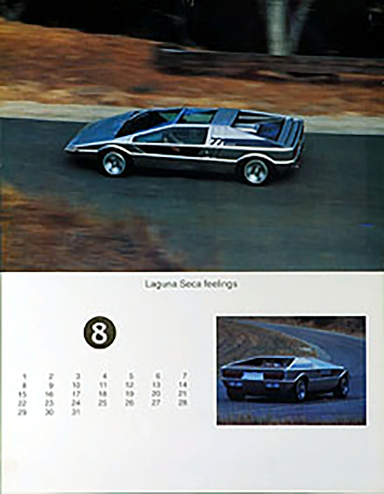 Maserati Boomerang in Fahrt auf einer kurvenreichen Straße, Kalenderblatt August 