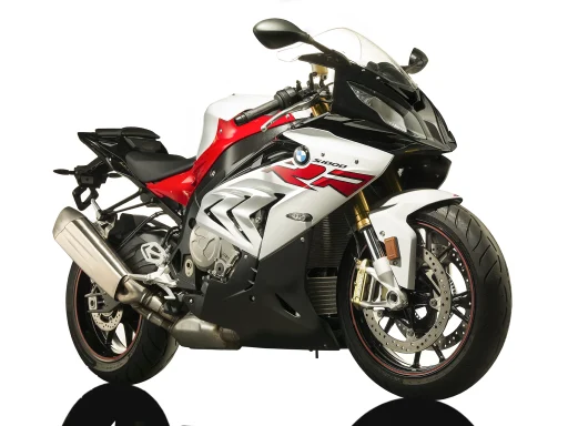 BMW S 1000 RR Baujahr 2017 in Weiß-Rot-Schwarz auf weißem Studiohintergrund.
