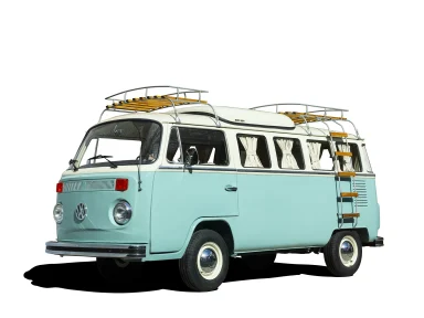 Hellgrüner VW Bulli T2 Camper mit Dachgepäckträgern, Leiter und Surfbrett – August-Motiv aus dem Kalender „Faszination VW Bulli 2022“.