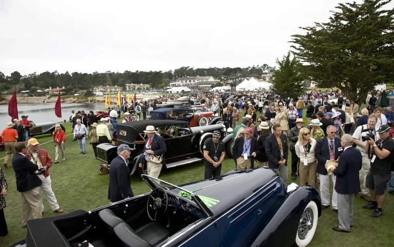 Historische Automobile und Besucher beim Pebble Beach Concours d’Elegance

