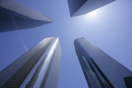 Frankfurter Wolkenkratzer aus der Froschperspektive vor blauem Himmel.