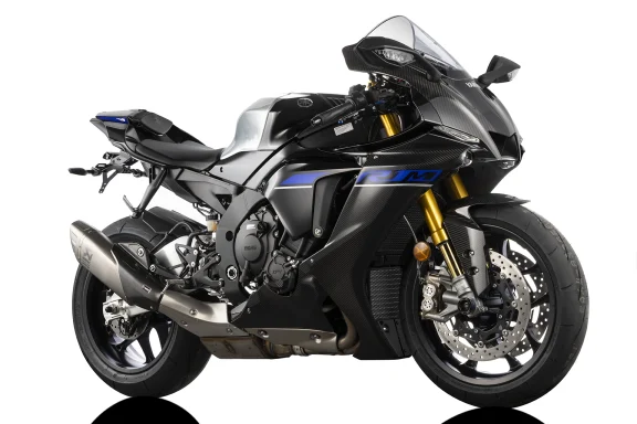 Yamaha YZF-R1M 2024 in Carbon-Optik mit goldfarbener Öhlins-Gabel im Fotostudio.
