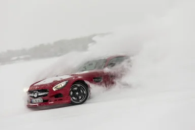 Mercedes-Benz SLS AMG Coupé in dynamischer Seitenansicht auf einer Landstraße