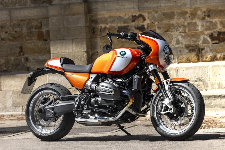 BMW R 12 S Café Racer BMW R 12 S im orange-weißen Café-Racer-Design, professionell fotografiert vor historischer Steinmauer.