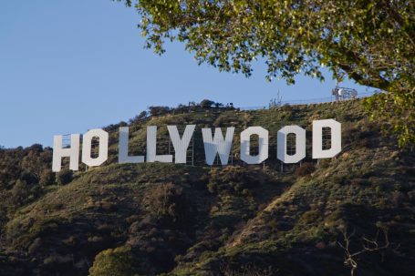Hollywood-Schriftzug an einem begrünten Berghang in Los Angeles.