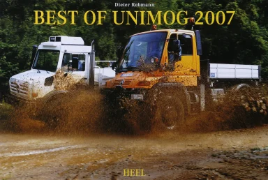 Mercedes-Benz Unimog U 500 und U 4000 fahren mit hoher Geschwindigkeit durch eine Schlamm- und Wasserpassage.