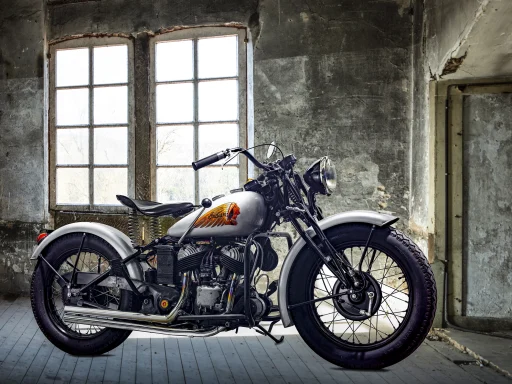 Indian Scout Baujahr 1943 in historischer Industriekulisse.