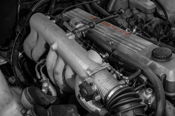 Nahaufnahme des Motors im Motorraum eines Irmscher Manta i300 mit Sechszylinder-Triebwerk.

