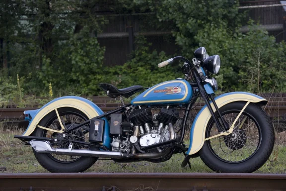 Harley-Davidson VL von 1935 in Hellblau und Creme auf historischem Bahngelände.