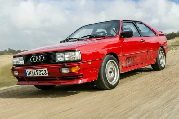 Audi Urquattro bei schneller Fahrt auf Schotterstraße.