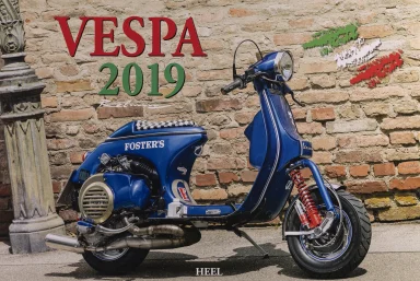Individuell umgebaute Vespa PX von 1982 vor historischer Backsteinmauer auf dem Titel des Vespa Kalenders 2019.