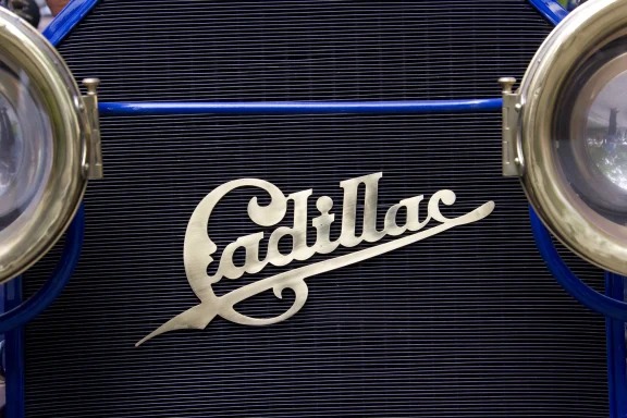 Nahaufnahme des Cadillac-Emblems am Kühlergrill eines historischen Fahrzeugs.
