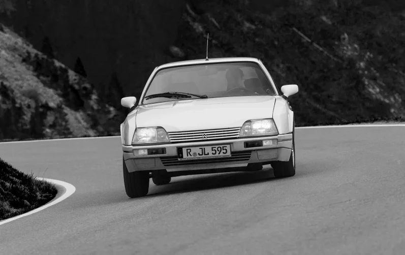 Automobilfotografie – Citroën CX 25 GTI Turbo in den Alpen Citroën CX 25 GTI Turbo in Schwarzweiß bei einer dynamischen Kurvenfahrt auf einer Alpenstraße.