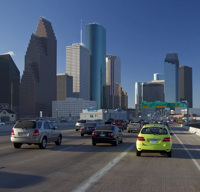 Mercedes-Benz F-Cell auf Interstate 45 vor der Skyline von Houston
