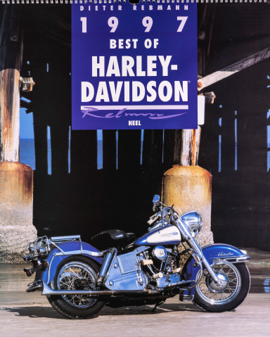 Blaue Harley-Davidson Hydra-Glide vor einem historischen Pier – Titelbild des Harley-Davidson Kalenders 1997.