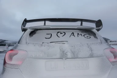 Verschneites Heck eines Mercedes-AMG mit der Botschaft „I ♥ AMG“ auf der Heckscheibe.