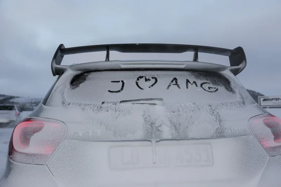 Verschneites Heck eines Mercedes-AMG mit der in den Schnee geschriebenen Botschaft „I ♥ AMG“.