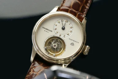 Maybach Tourbillon-Armbanduhr mit braunem Lederarmband und sichtbarem Tourbillon.