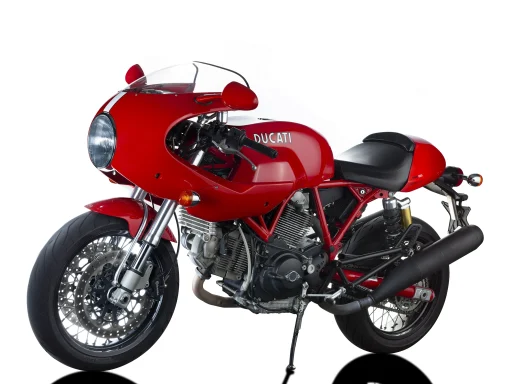 Ducati Sport 1000 S von 2007 in professioneller Studiofotografie auf weißem Hintergrund.