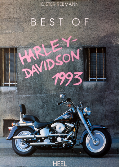 Schwarze Harley-Davidson Fat Boy vor einer Lost Place-Fassade – Titelbild des Kalenders Harley-Davidson 1993