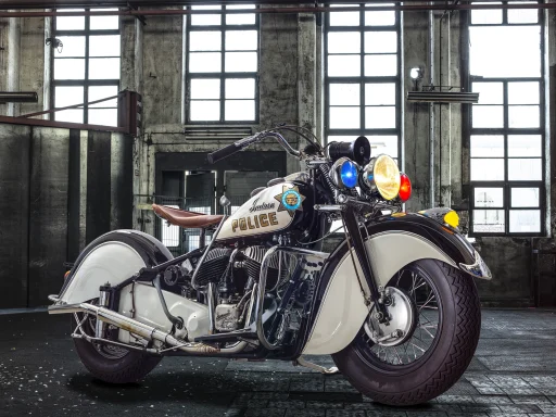 Indian Chief Police Baujahr 1948 mit Polizeileuchten in einer historischen Industriehalle.
