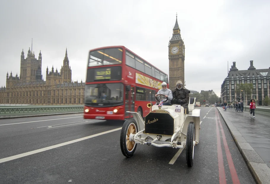 Mercedes-Simplex von 1902 vor Big Ben in London beim London to Brighton Veteran Car Run
