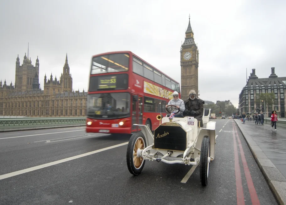 Mercedes-Simplex 1902 beim London to Brighton Veteran Car Run Mercedes-Simplex von 1902 vor Big Ben in London beim London to Brighton Veteran Car Run