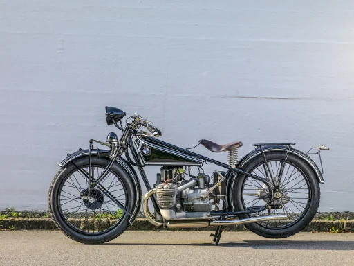 BMW R 32 von 1923 in schwarzer Lackierung vor hellem Hintergrund fotografiert