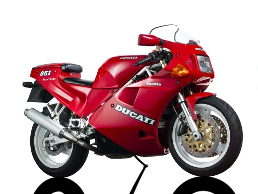Ducati 851 Superbike in klassischer roter Lackierung als professionelle Studioaufnahme.