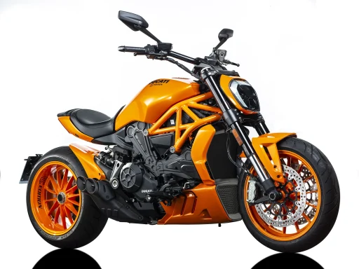 Ducati Diavel 1260 Lamborghini Limited Edition in professioneller Studiofotografie auf weißem Hintergrund.