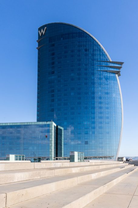 Hotel W Barcelona an der Küste mit markanter geschwungener Glasfassade.