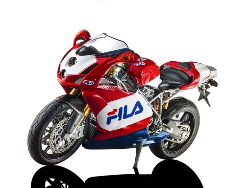 Ducati 999R FILA Baujahr 2004 in der rot-weiß-blauen Rennlackierung auf weißem Studiohintergrund.
