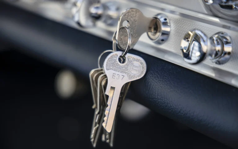 Nahaufnahme des Zündschlüssels im Zündschloss eines Mercedes-Benz 300 SL Flügeltürers.