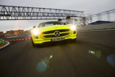 Mercedes-Benz SLS AMG E-Cell auf einer Rennstrecke in dynamischer Car-to-Car-Aufnahme – Automobilfotografie von Dieter Rebmann.