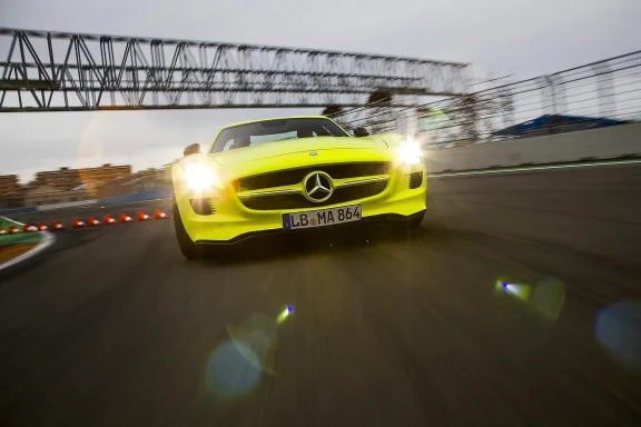 Mercedes-Benz SLS AMG E-Cell auf einer Rennstrecke in dynamischer Car-to-Car-Aufnahme – Automobilfotografie von Dieter Rebmann.