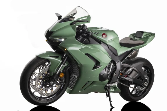 Honda CBR1000RR-R Fireblade Baujahr 2024 in Pine Green Metallic auf weißem Studiohintergrund.