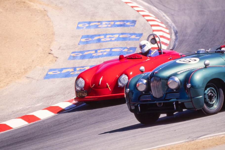 Historische Sportwagen in der berühmten Corkscrew-Kurve des Laguna Seca Raceway.

