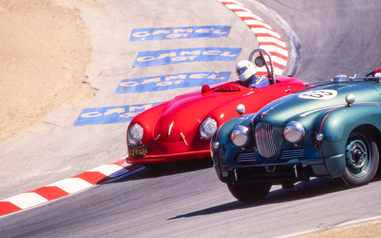 Laguna Seca Raceway mit Rennwagen bei den Monterey Historic Races
