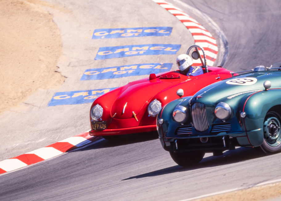 Historische Sportwagen in der berühmten Corkscrew-Kurve des Laguna Seca Raceway.
