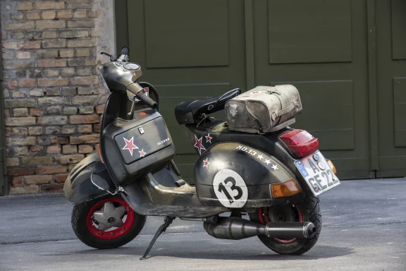 Vespa P 200 E im individuellen Rat-Look.