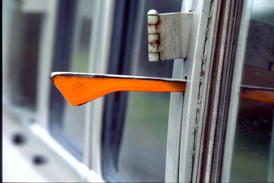 Nahaufnahme eines ausklappbaren Fahrtrichtungsanzeigers (Winker) an einem historischen VW Busses.