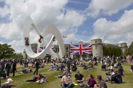Goodwood House während Festival of Speed mit der Installation von Gerry Judah