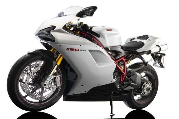 Ducati 1198 SP von 2010 als italienisches Supersportmotorrad in professioneller Studiofotografie.