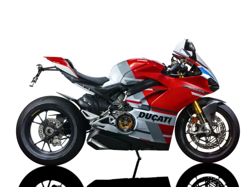 Ducati Panigale V4 S Corse Baujahr 2020 in der rot-grau-weißen Corse-Lackierung auf weißem Studiohintergrund.