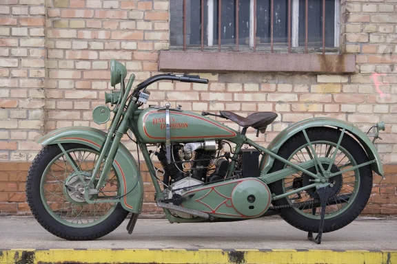 Harley-Davidson J von 1929 vor einer historischen Backsteinfassade fotografiert.
