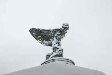 Rolls-Royce Kühlerfigur Spirit of Ecstasy auf einem historischen Fahrzeug.