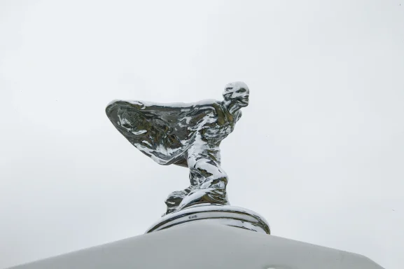 Rolls-Royce Kühlerfigur Spirit of Ecstasy auf einem historischen Fahrzeug.